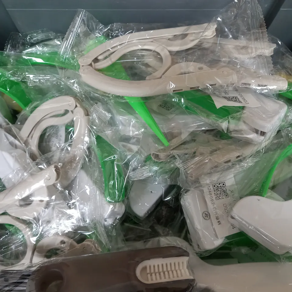 BOX OF APPROXIMATELY 20 ASSORTED ITEMS TO INCLUDE - KNIFE SHARPENER , PLATE HANGER , FISHING WEIGHTS ETC