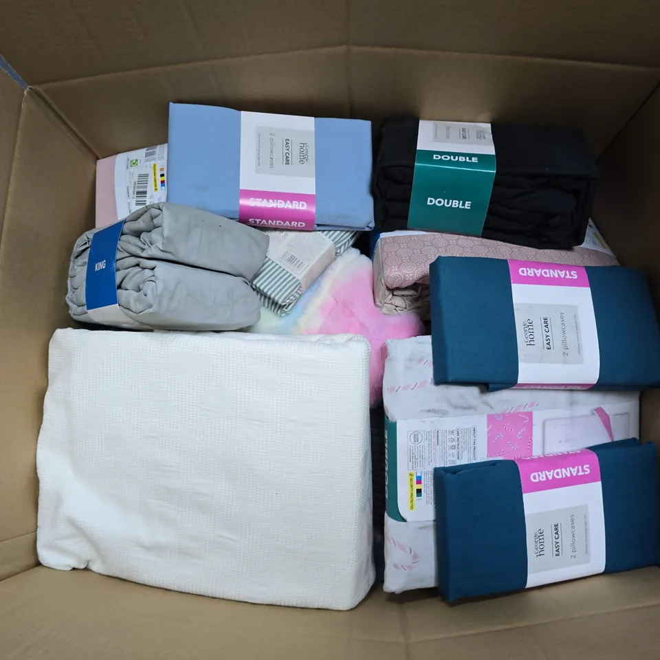 APPROXIMATELY 20 ASSORTED HOMEWARE ITEMS TO INCLUDE THE DYE HOT WATER BOTTLE, EASY CARE FITTED SHEET, EASY CARE DUVET SET, ETC - COLLECTION ONLY 