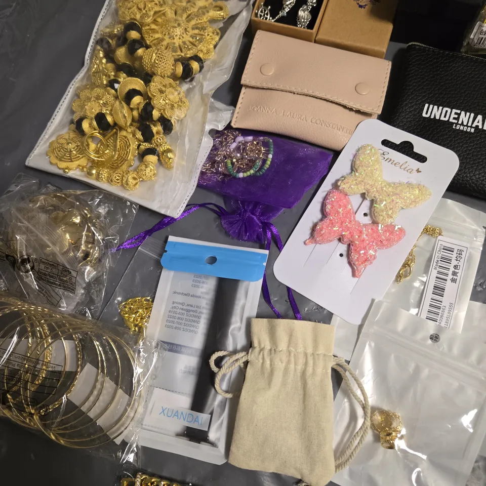 LOT OF ASSORTED JEWELLERY AND WATCH ITEMS TO INCLUDE NECKLACES, EARRINGS AND EARRINGS