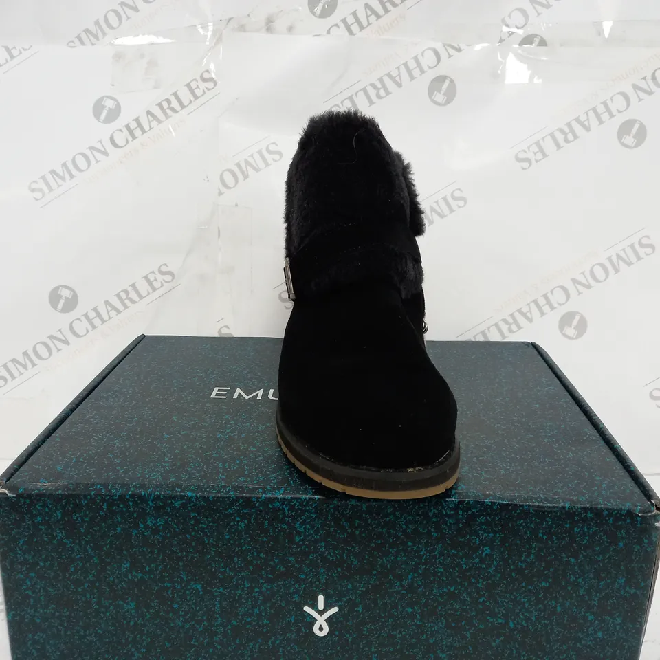  BOXED PAIRS OF EMU AUSTRALIA "OXLEY" LEATHER BOOTS - UK SIZE 6, BLACK 