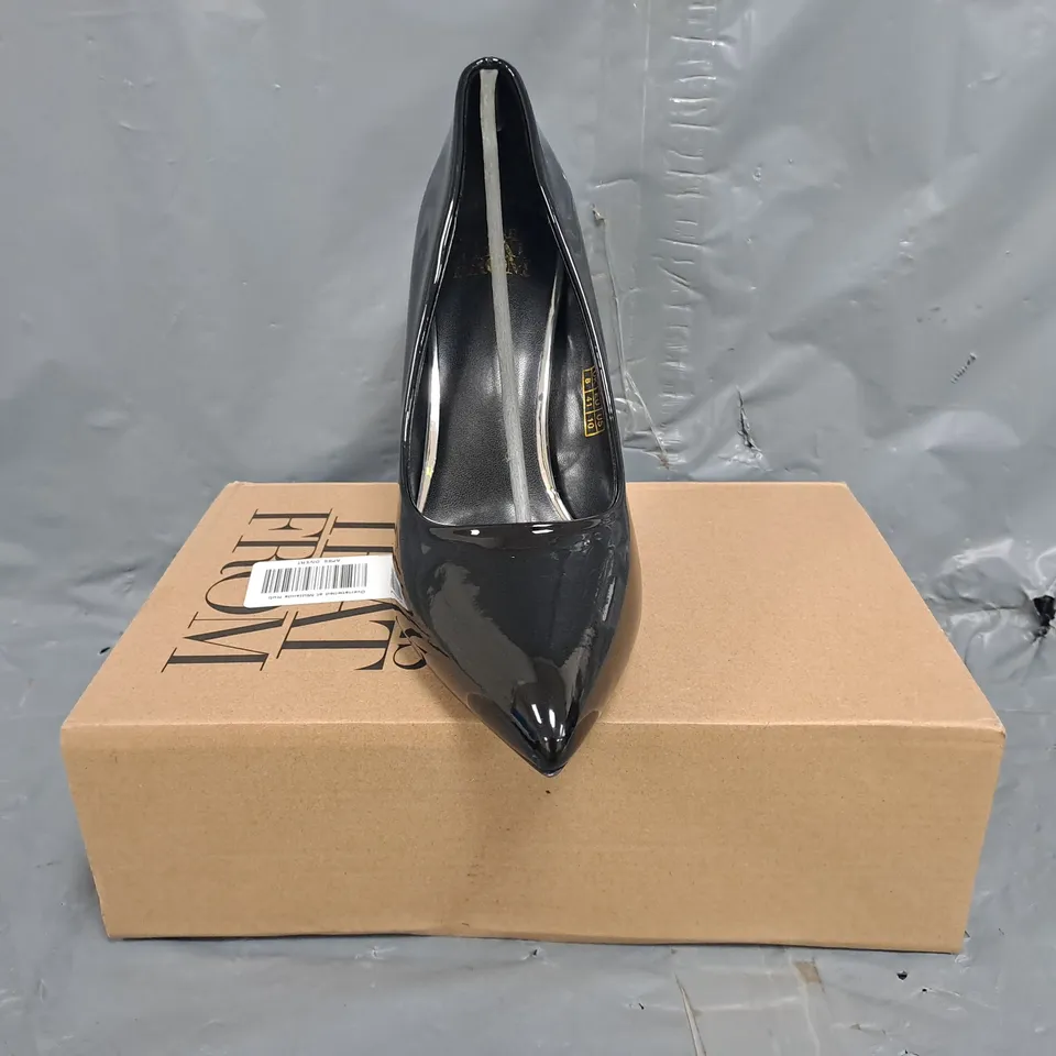 BOXED PAIR OF WHERE'S THAT FROM POINTED TOE STILETTO HEEL SHOES IN BLACK SIZE UK 8