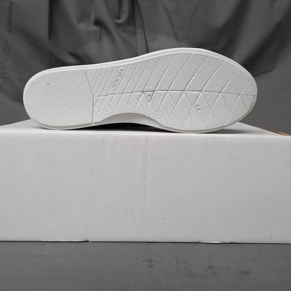 BOXED PAIR OF VIONIC TRAINERS IN BLACK SIZE 5