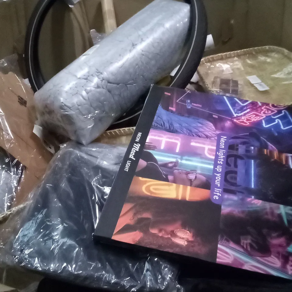 PALLET OF ASSORTED HOUSEHOLD ITEMS INCLUDING SMALL RUGS , TOY SETS AND NEON LIGHTING 