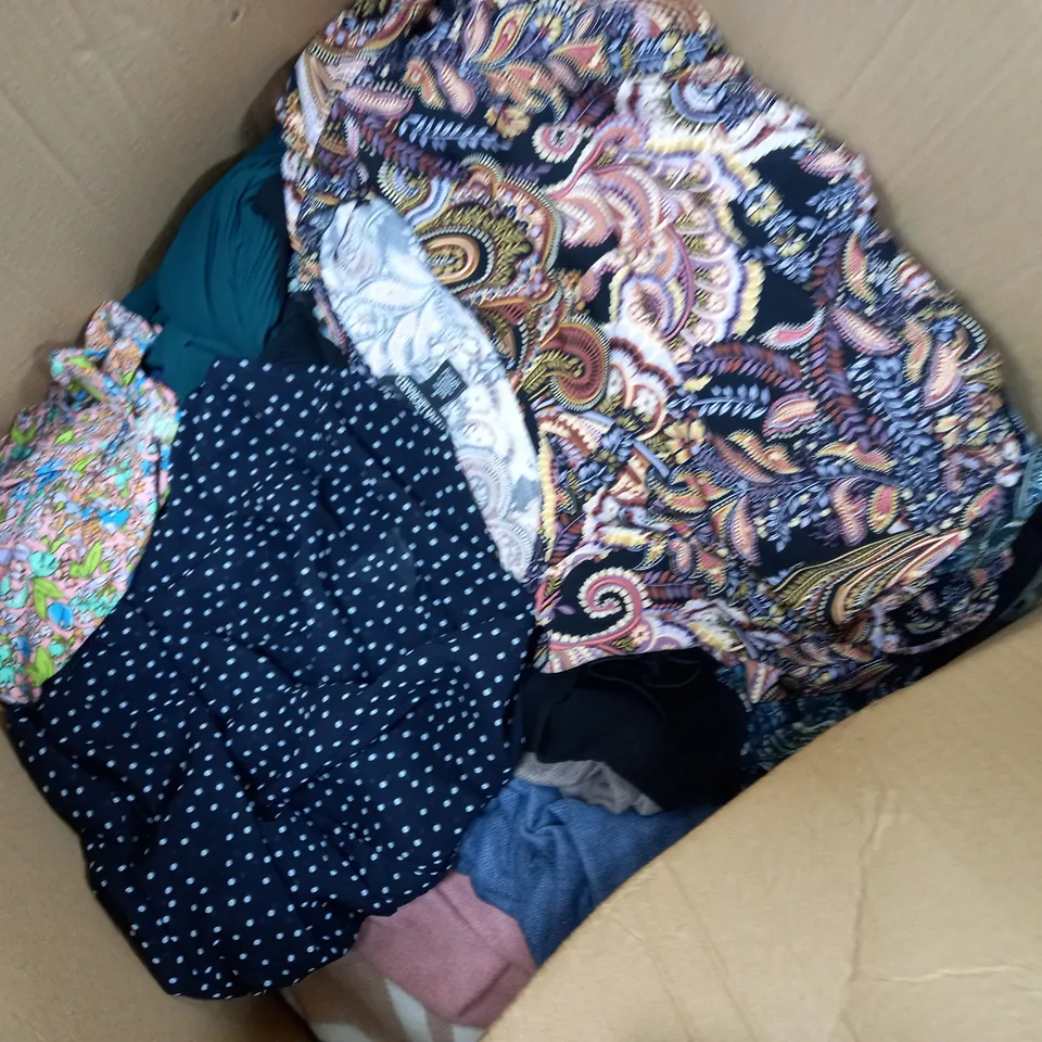 BOX OF ASSORTED CLOTHING ITEMS TO INCLUDE DRESSES PANTS AND SHIRTS / COLLECTION ONLY 
