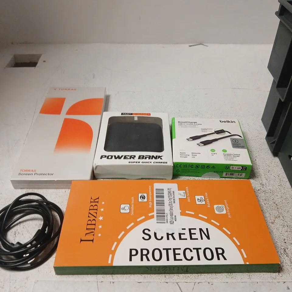 APPROXIMATELY 15 ASSORTED SMARTPHONE ACCESSORIES TO INCLUDE CHARGING CABLES, POWERBANKS, PHONE CASES ETC 
