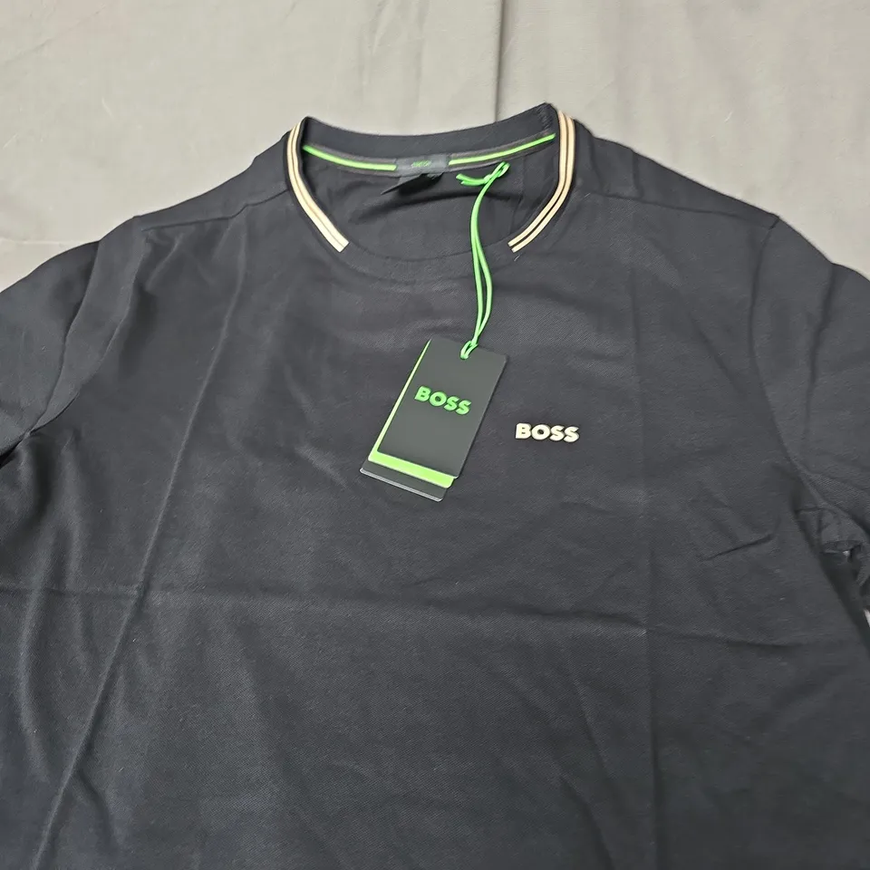 HUGO BOSS SLOGAN TEE - SIZE LARGE