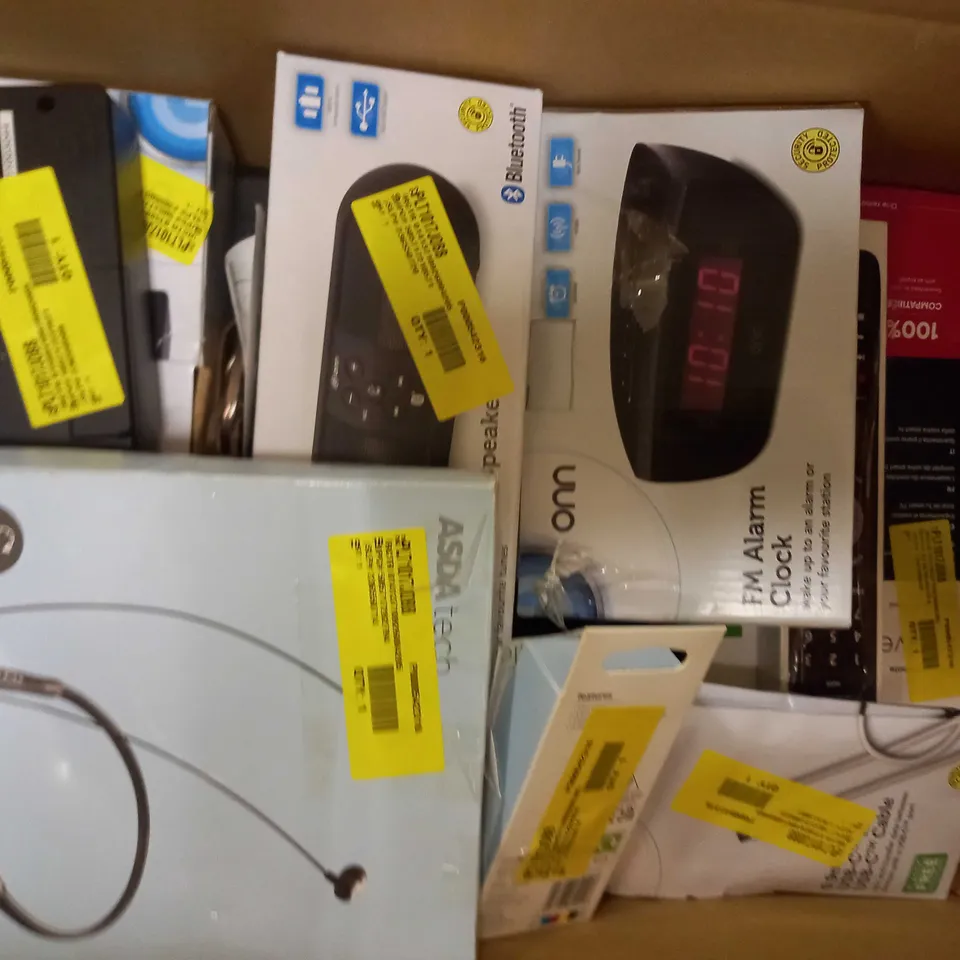 BOX OF APPROXIMATELY 15 ASSORTED ELECTRICAL ITEMS TO INCLUDE ASDA TECH FM ALARM CLOCK, HAMA PROTECTIVE SCREEN FOR SAMSUNG GALAXY S21, ONN DAB+/FM RADIO, ETC
