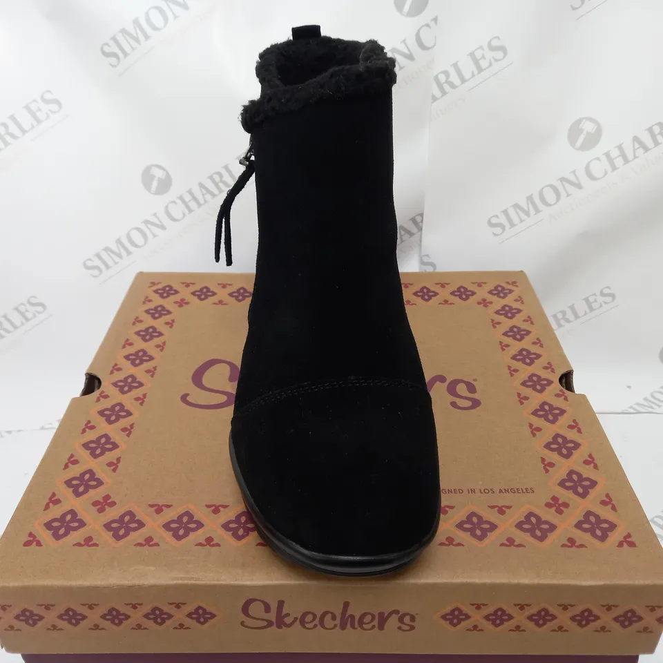 BOXED PAIR OF SKECHERS ZIP BOOTS BLACK SIZE 7