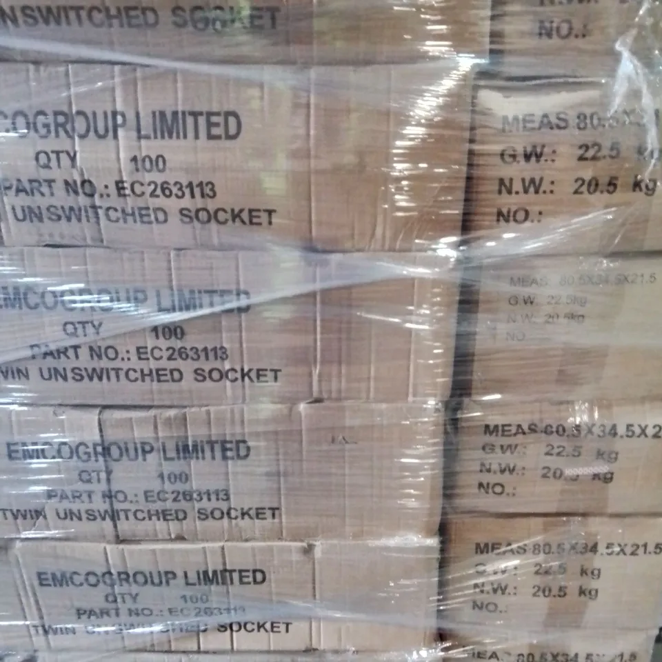 PALLET OF APPROXIMATELY 2800 OF EMCO TWIN UNSWITCHED SOCKETS - EC 263113