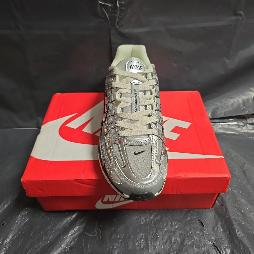 NIKE P-6000 METALLIC SILVER TRAINERS - UK 8.5 (US 9.5)