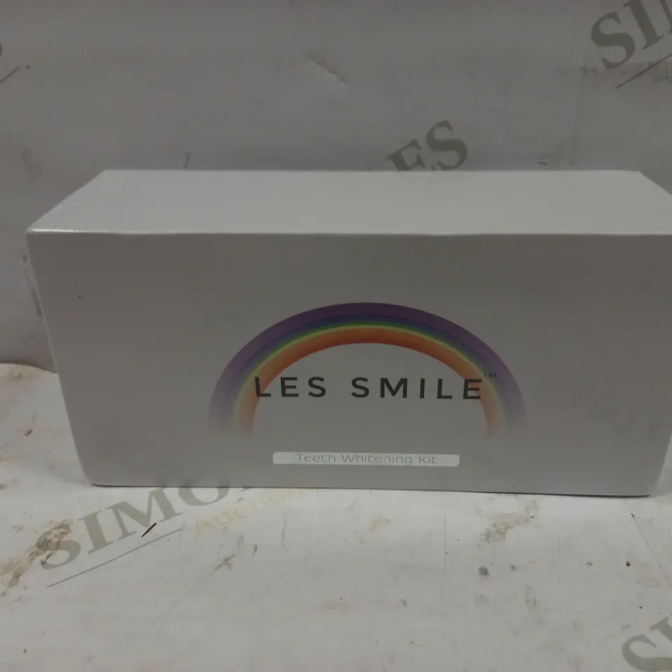 SEALED LES SMILE TEETH WHITENING KIT