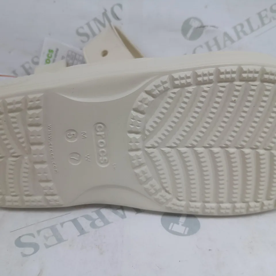 PAIR OF CRONIC ICONIC COMFORTS IN CREAM - MENS SIZE 5