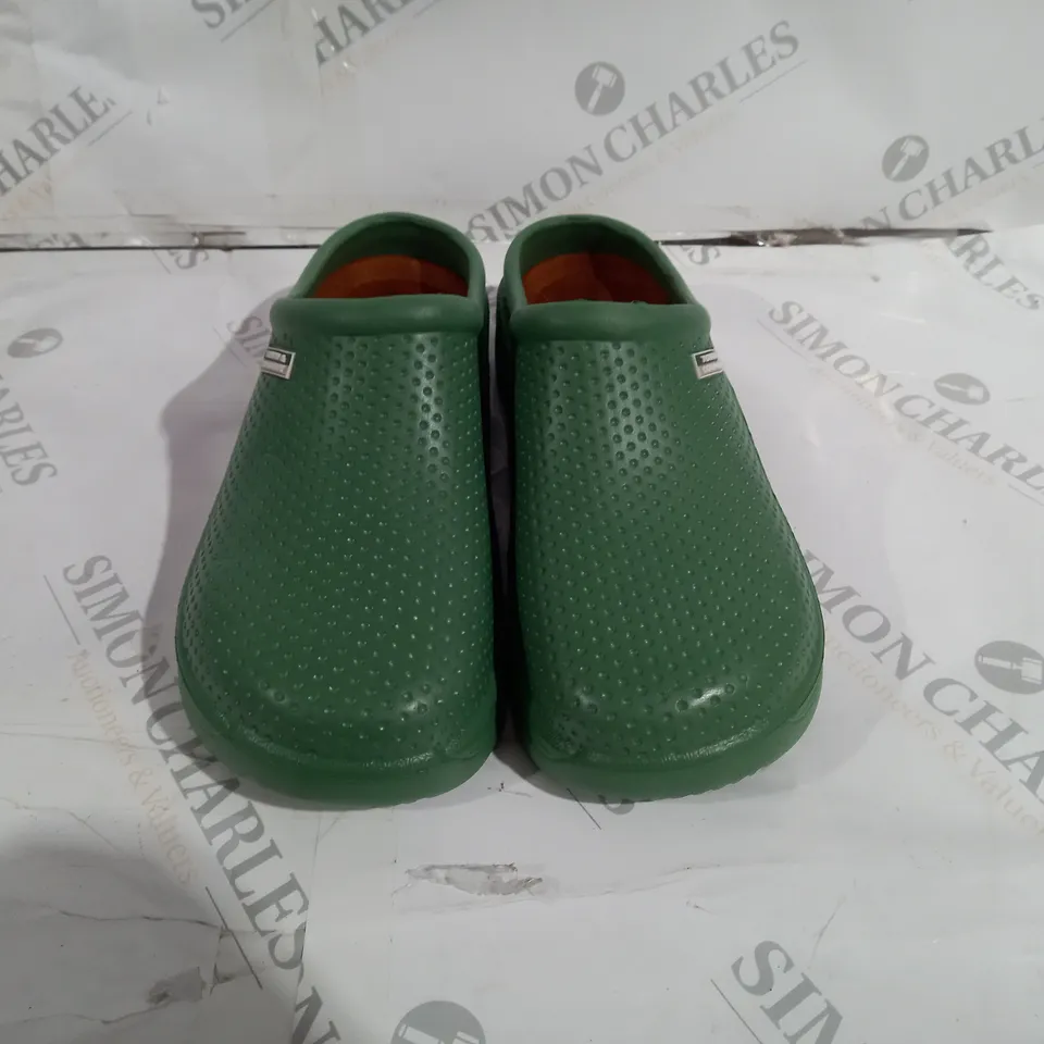 TOWN & COUNTRY CLOGGIES SIZE 7 GREEN