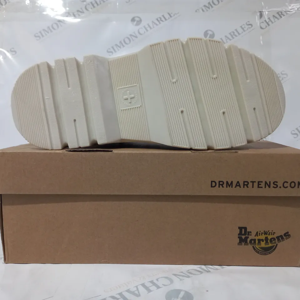 BOXED PAIR OF DR MARTENS BOURY ANKLE BOOTS IN BONE COLOUR UK SIZE 7