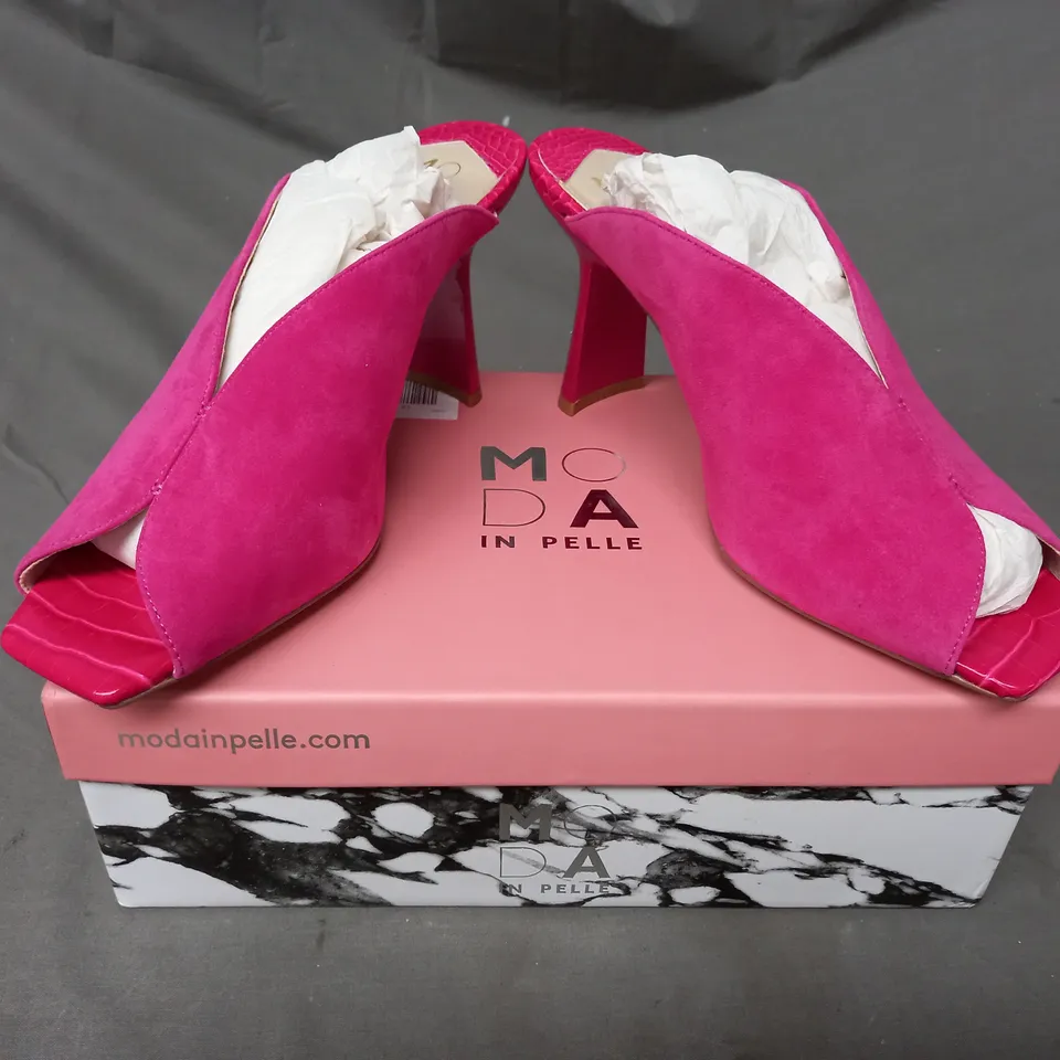 BOXED PAIR OF MODA IN PELLE LARYSSA MULES IN PINK SIZE 7