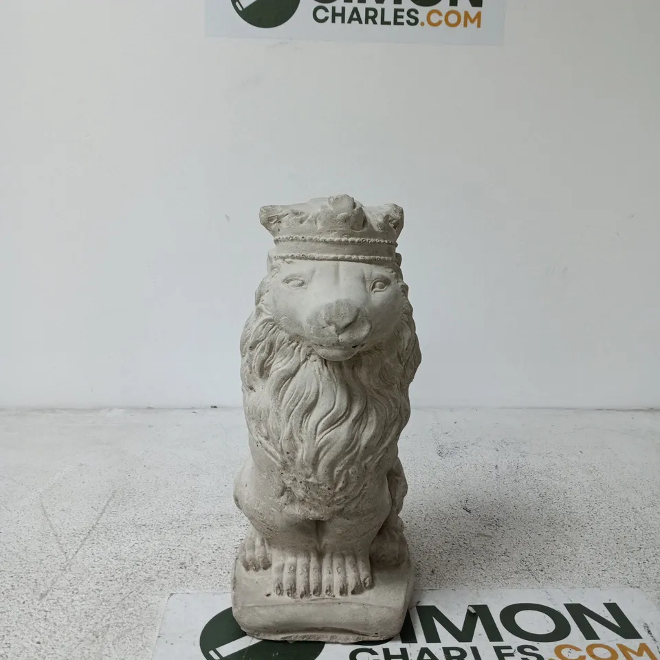 STONE LION GARDEN ORNAMENT WITH CROWN – GARDEN STATUE