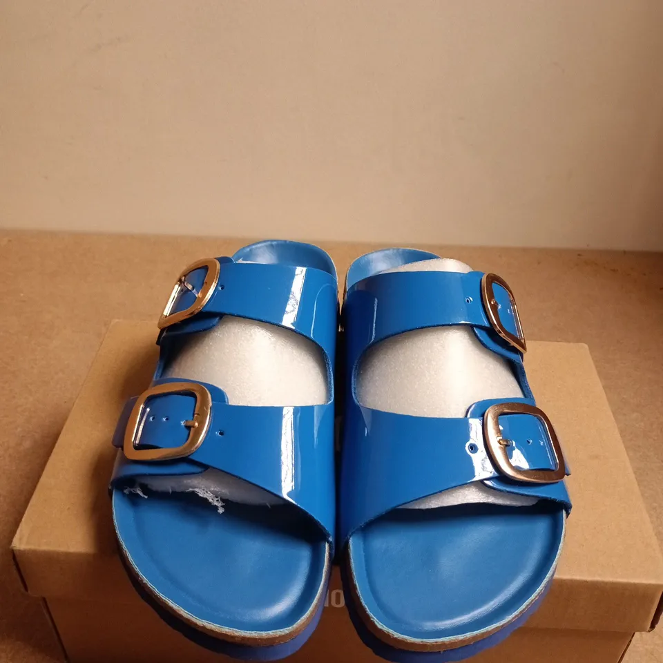 BOXED PAIR OF CUSHIONAIRE LANG COBALT PATENT SANDALS – UK 6.5