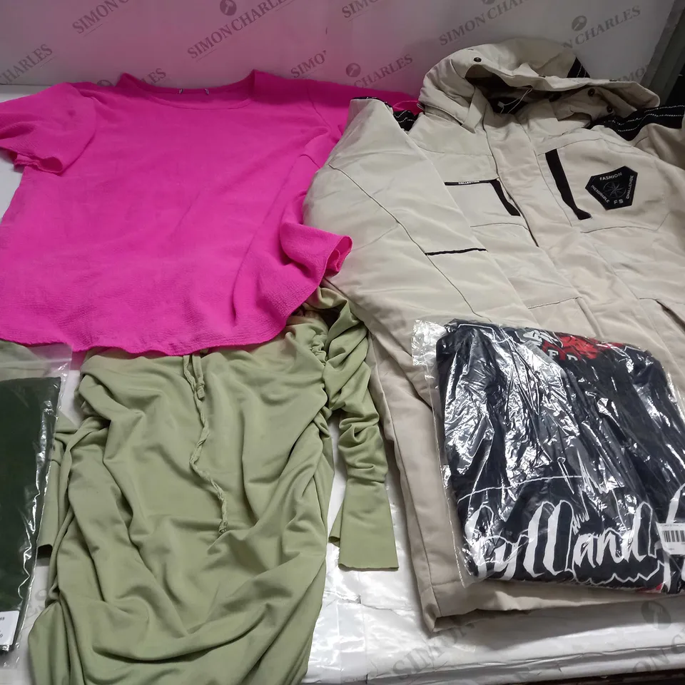 LOT OF ASSORTED CLOTHING AND ACCESSORIES TO INCLUDE; T-SHIRTS, JUMPERS ETC