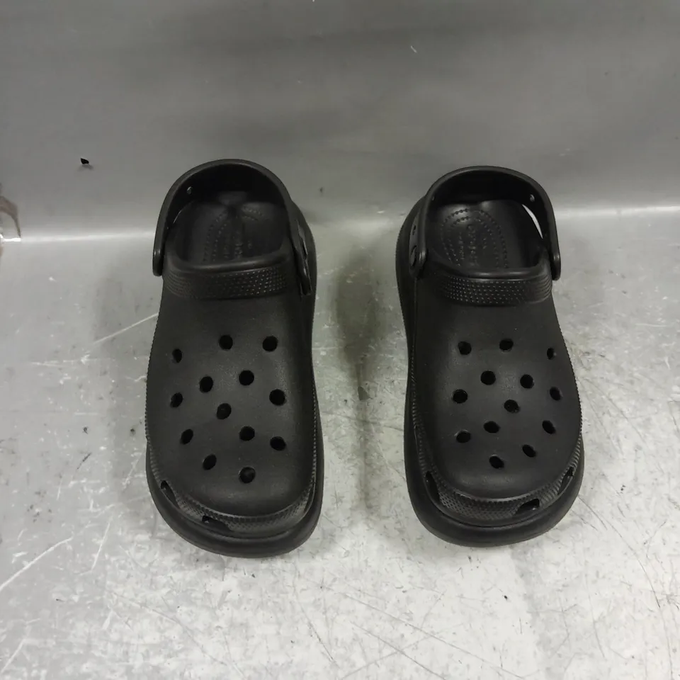UNBAGGED PAIR OF CROCS BLACK RAISED CLOG M6 W8 