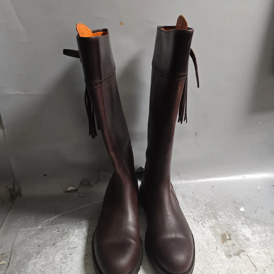 UNBOXED PAIR OF SPANISH BOOT CO KNEE HIGH ZIP BOOTS IN BROWN - SIZE 43