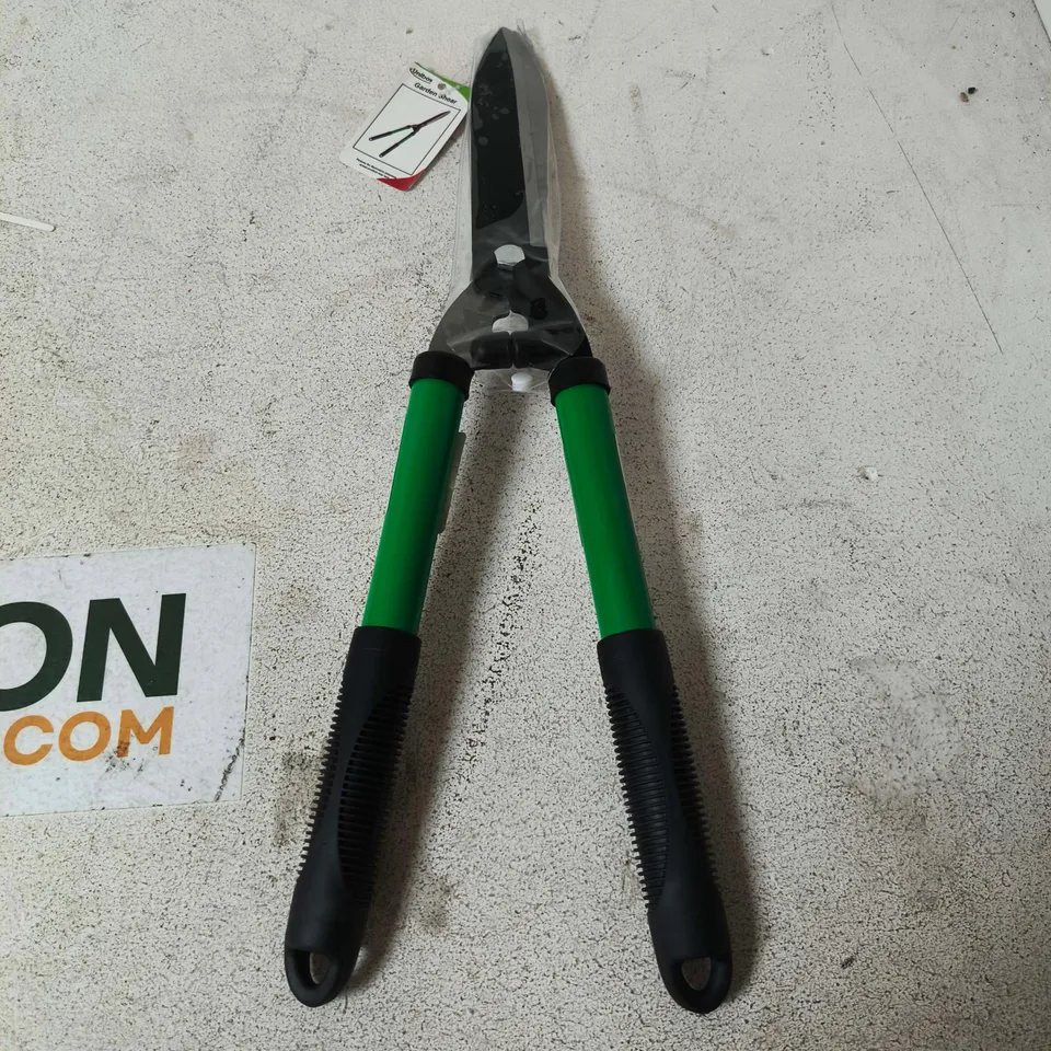 BOX OF APPROXIMATELY 20 ASSORTED ITEMS TO INCLUDE: GARDEN HAND SHEARS 