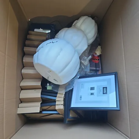 BOX OF ASSORTED ITEMS TO INCLUDE - BLACK FRAMES - XMAS CRACKERS - XMAS LIGHTS