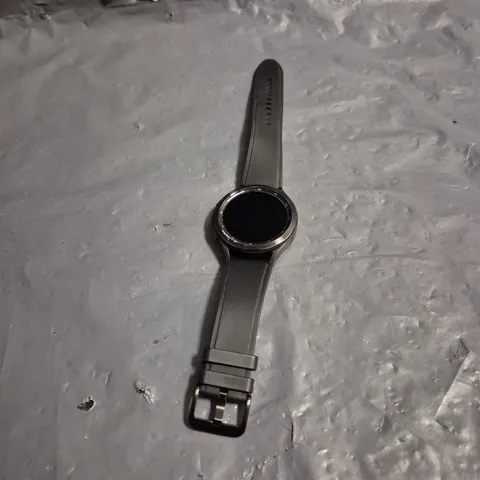 SAMSUNG GALAXY WATCH 4 CLASSIC IN BLACK RUBBER STRAP
