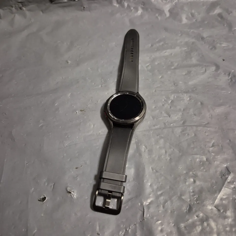 SAMSUNG GALAXY WATCH 4 CLASSIC IN BLACK RUBBER STRAP