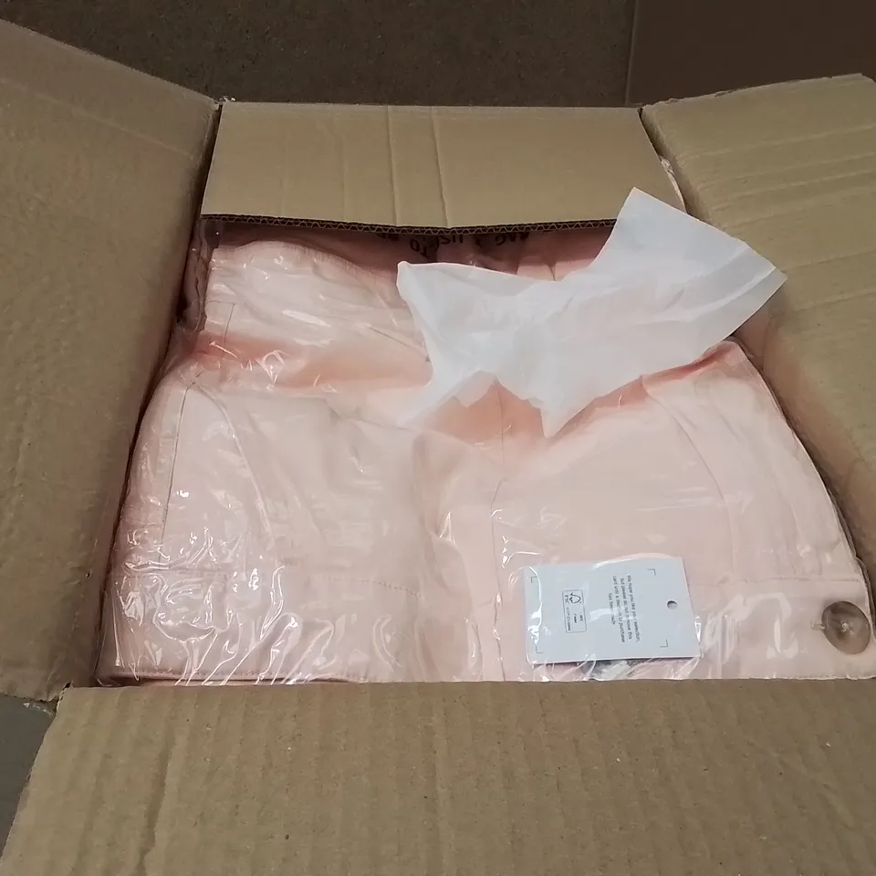 BOXED BRAND NEW APPROXIMATELY 36 JD WILLIAMS CARGO SHORTS PEACH SIZE 24