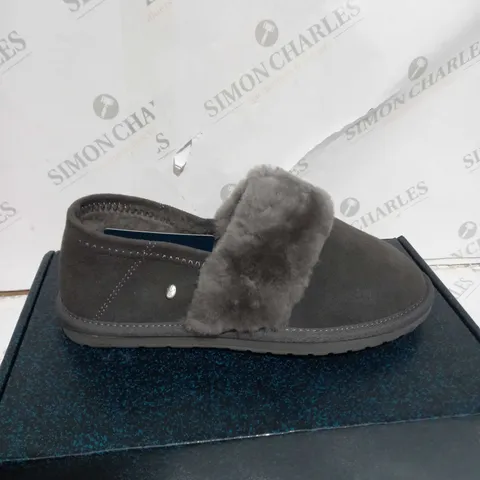 BOXED PAIR OF EMU AUSTRALIA SLIPPER IN CHARCOAL SIZE 6