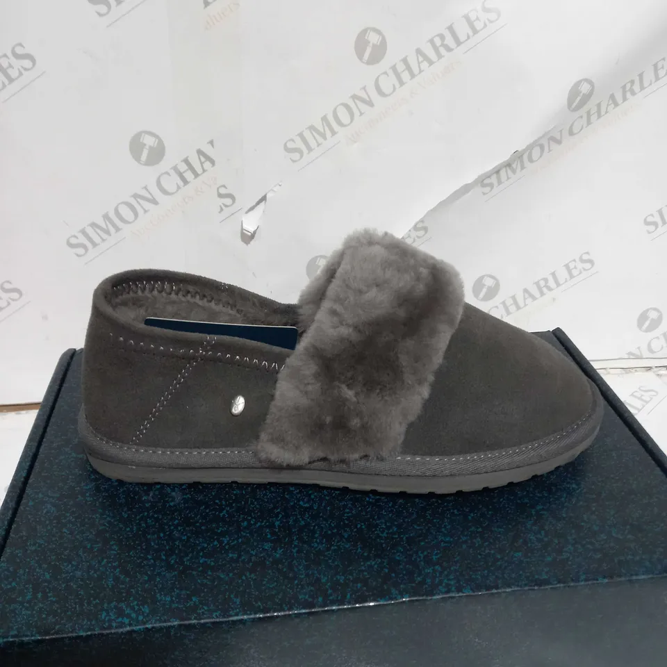 BOXED PAIR OF EMU AUSTRALIA SLIPPER IN CHARCOAL SIZE 6