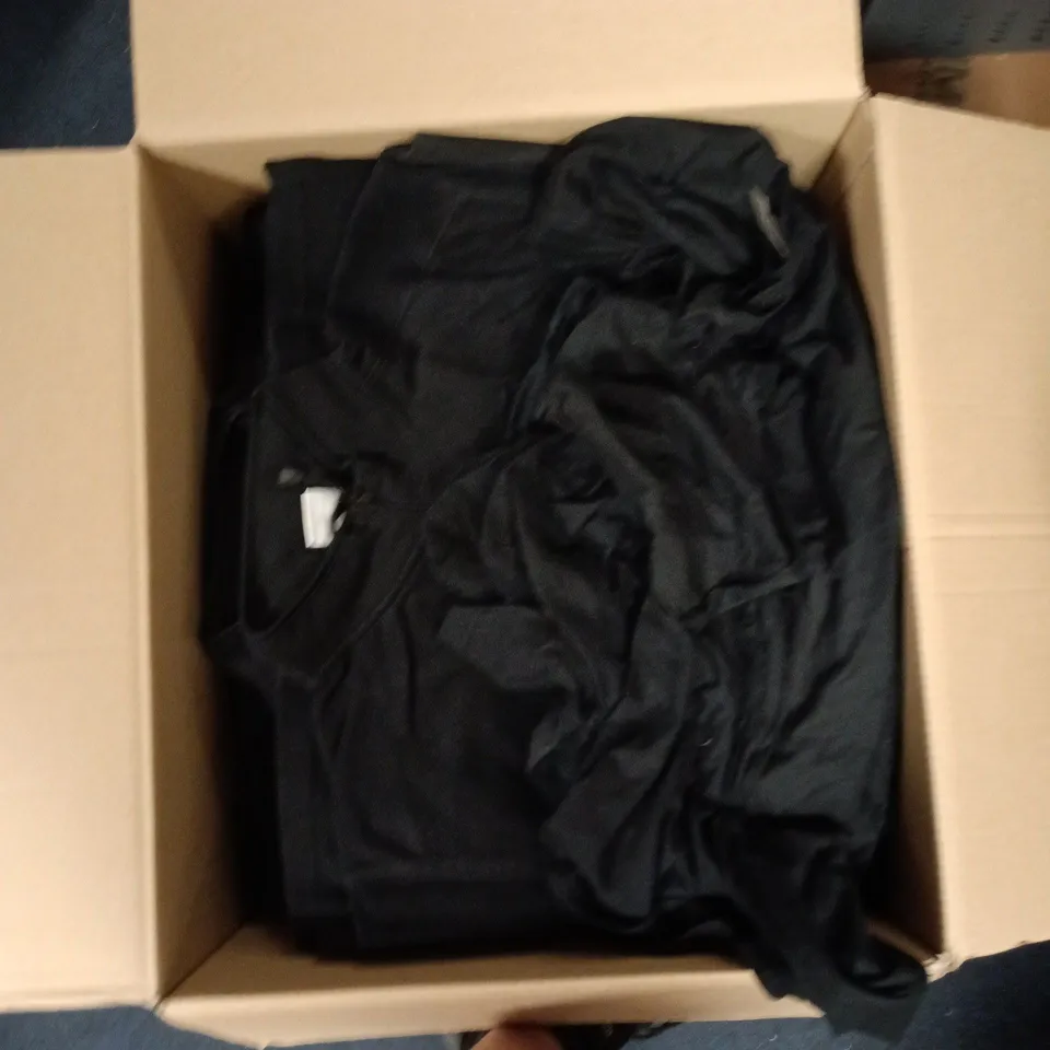 BOX OF APPROXIMATELY 15 ASSORTED SIZED BLACK FLEECES