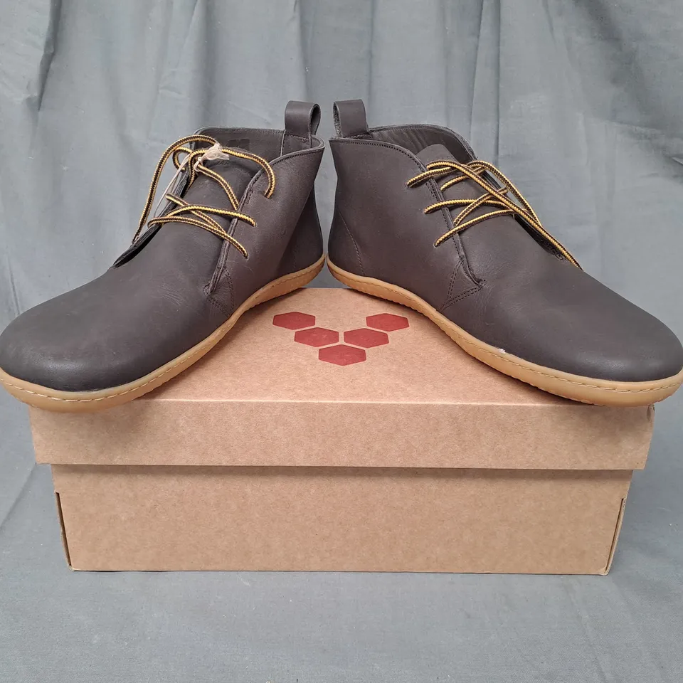 BOXED PAIR OF VIVO BAREFOOT GOBI III SHOES IN BROWN EU SIZE 43