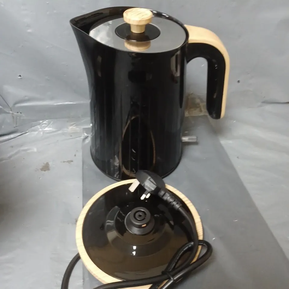 BOXED FAST BOIL BLACK & WOOD EFFECT KETTLE