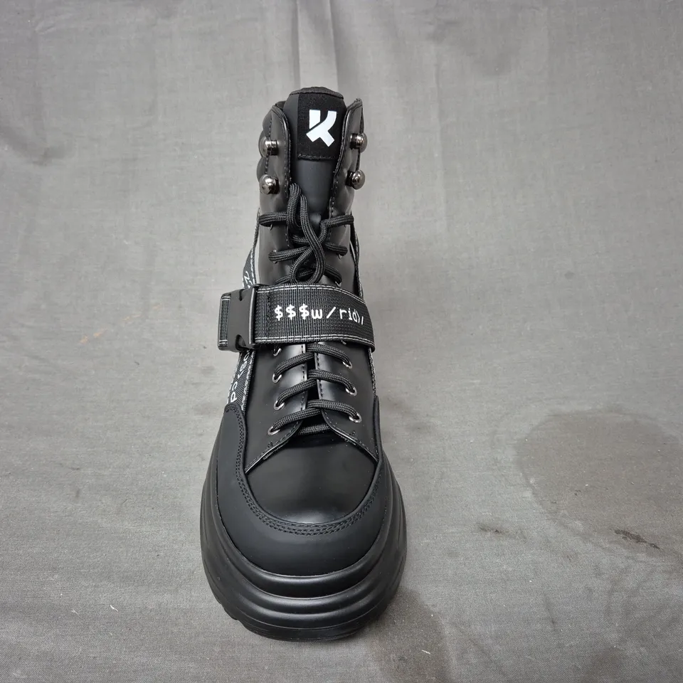 BOXED PAIR OF KOI CYPHER MEN'S BLACK TRAIL BOOTS UK SIZE 8