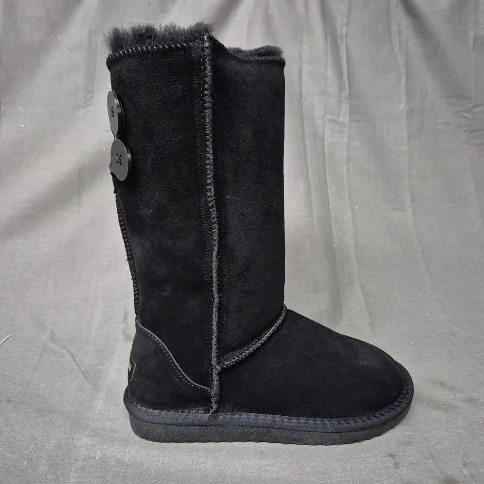 BOXED PAIR OF SNOW FAUX FUR LINED BOOTS IN BLACK UK SIZE 6