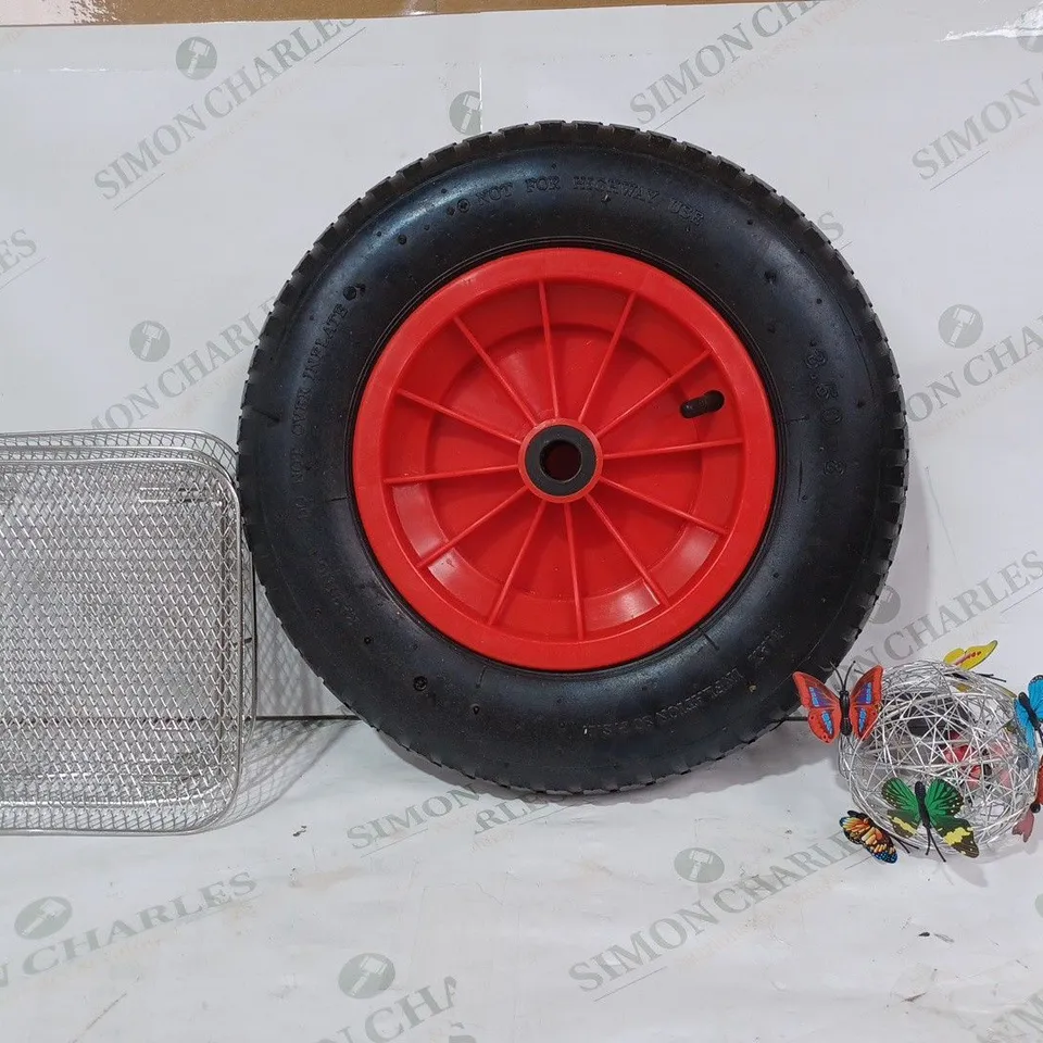 LOT OF APPROXIMATELY 5 ASSORTED HOUSEHOLD ITEMS TO INCLUDE SOLAR POWERED BUTTERFLY LIGHT, WHEEL, AIR FRYER TRAYS, ETC