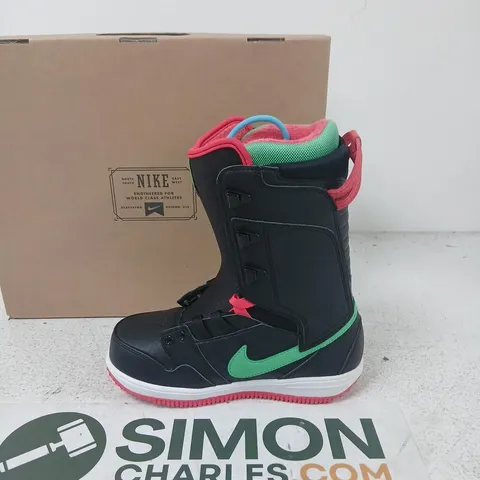 NIKE WMNS SNOWBOARD BOOTS - BLACK/GAMMA GREEN WITH PINK LINING (UK 3.5 / US 5)