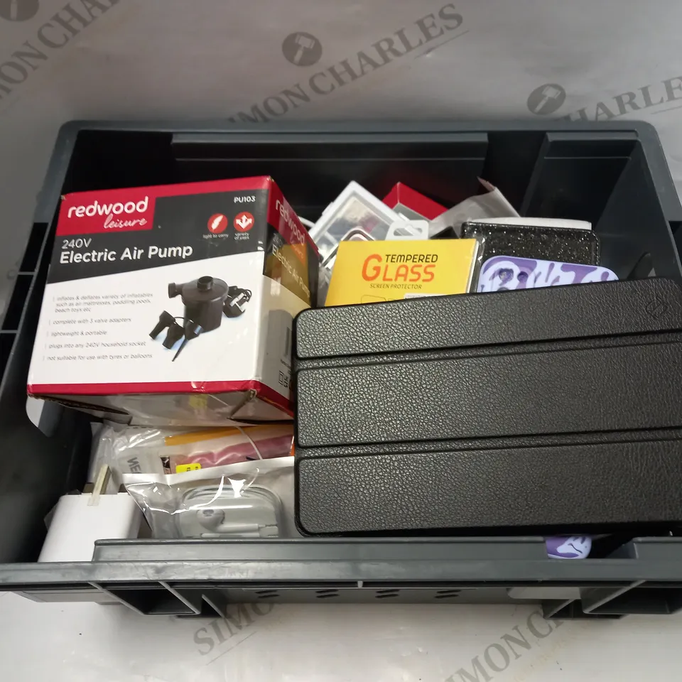 LOT OF APPROXIMATELY 20 ASSORTED MOBILE ACCESSORIES AND ELECTRICALS TO INCLUDE ELECTRIC AIR PUMP, GLASS SCREEN PROTECTOR, WIRED EARPHONES