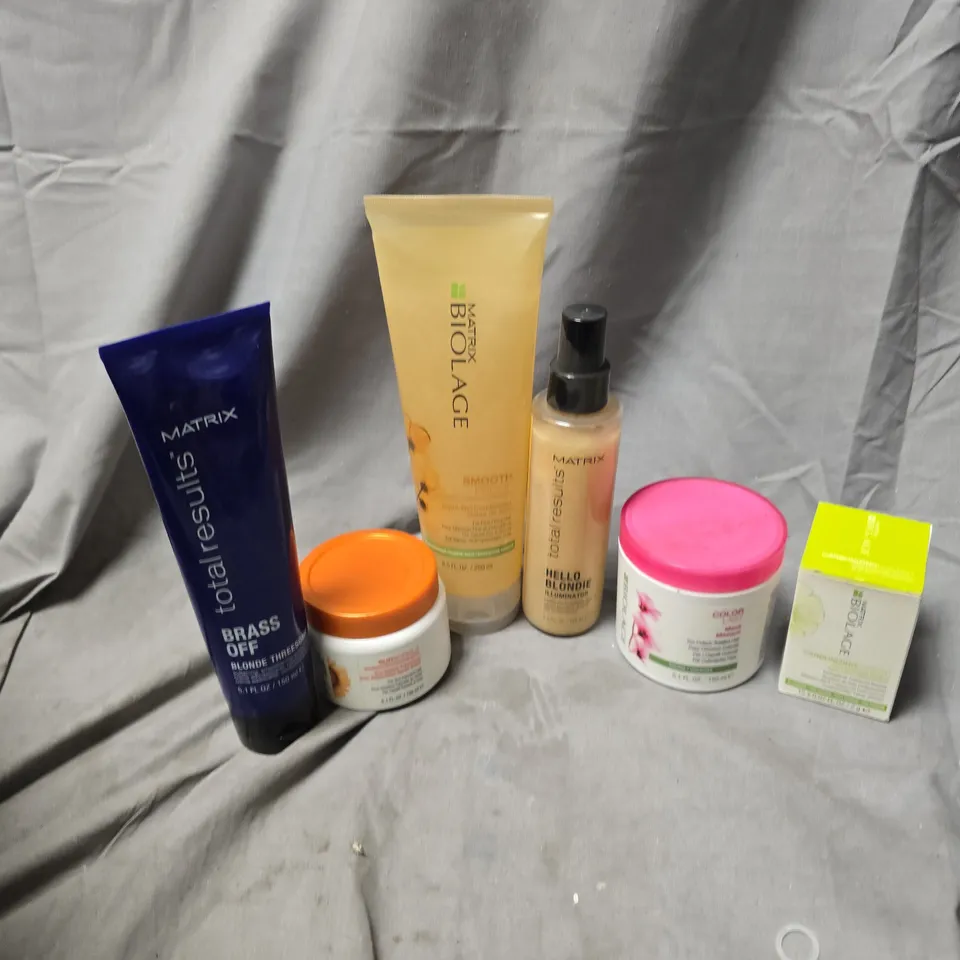 APPROXIMATELY 20 ASSORTED HEALTH & BEAUTY PRODUCTS TO INCLUDE BIOLAGE SUN REPAIR TREATMENT, MATRIX HELLO BLONDIE ILLUMINTAOR, BIOLAGE CARBONIZNG POWDER, ETC
