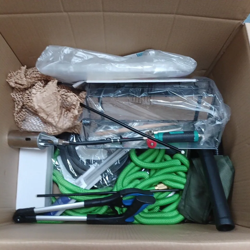 APPROXIMATELY 15 ASSORTED HOUSEHOLD ITEMS TO INCLUDE KITCHEN SHELF, GARDEN HOSES AND BOWLS