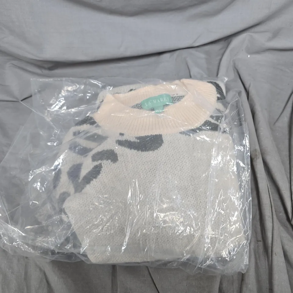 BOX OF APPROXIMATELY 10 ASSORTED ITEMS INCLUDING HUSH HEAVE SILK DUVET AND LA MAREY JUMPER SIZE S/M