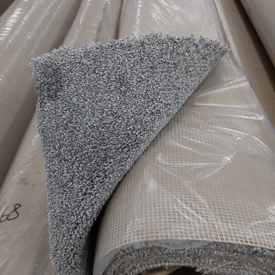 ROLL OF QUALITY DUTCHESS TWIST LIGHT GREY CARPET // SIZE: APPROXIMATELY 2.9 X 4m