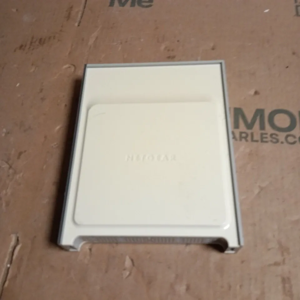 BOX OF APPROXIMATELY 6 ASSORTED ITEMS INCLUDING NETGEAR ROUTER AND NETWORKING CABLES 