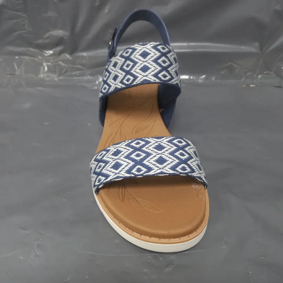 BOXED PAIR OF SKECHERS SANDALS IN NAVY SIZE 3