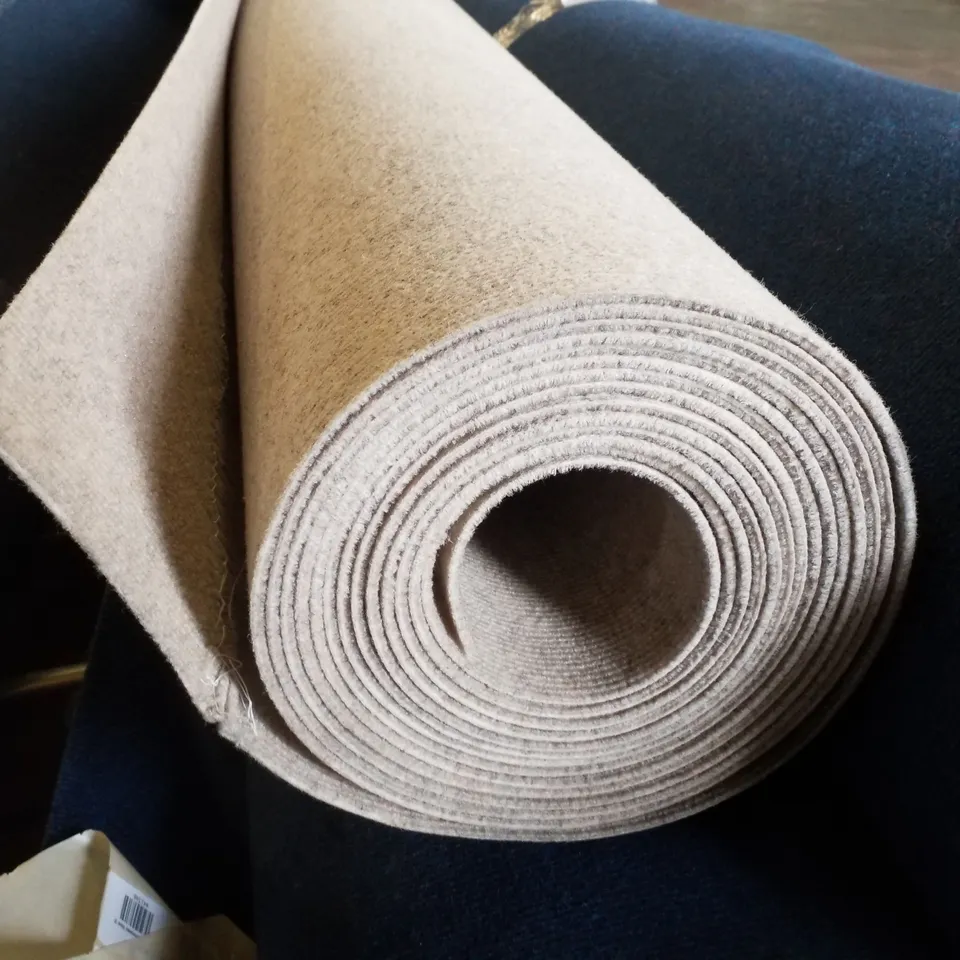 ROLL OF QUALITY CARPET IN IVORY - SIZE UNSPECIFIED 