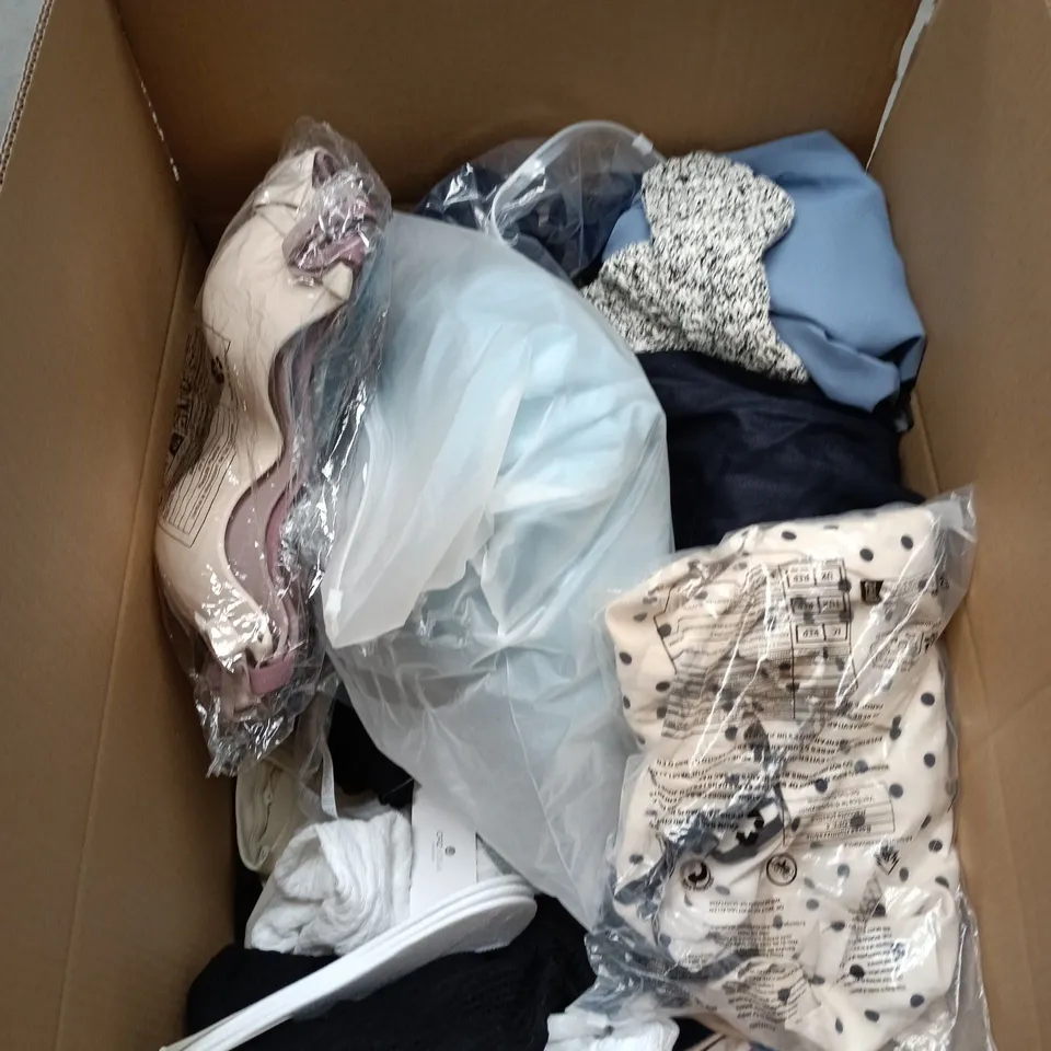 BOX OF APPROXIMATELY 25 ASSORTED CLOTHING ITEMS TO INCLUDE BASIC, CRZYOGA, INVISIBLE TRAINER LINERS ETC