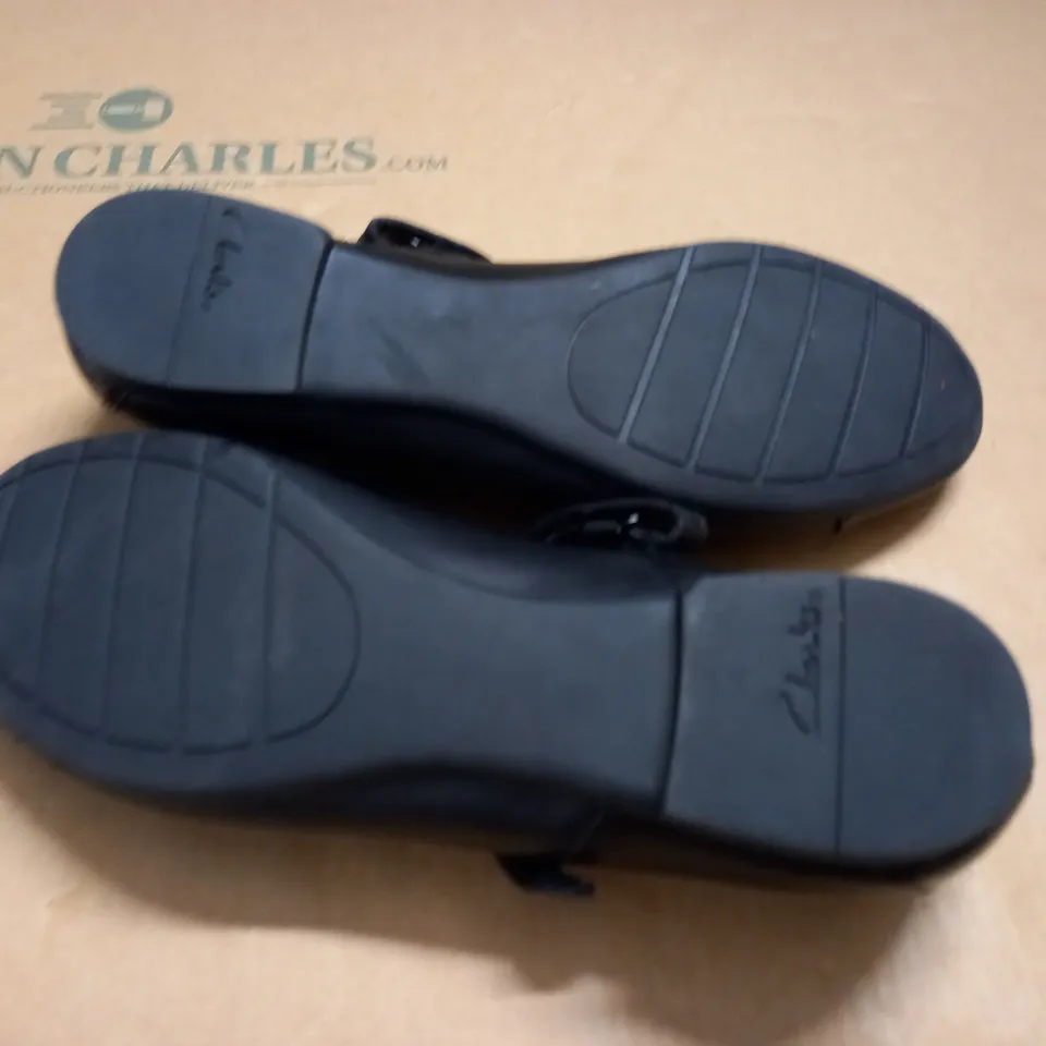 PAIR OF CLARKS BLACK LEATHER SHOES - UK 6.5 F