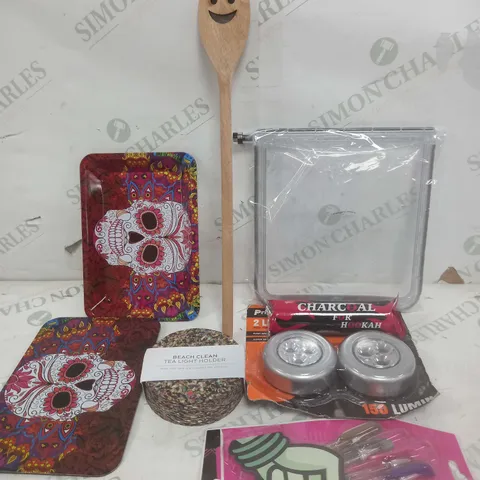 BOX OF APPROXIMATELY 20 ASSORTED ITEMS TO INCLUDE - ROLLING TRAY, PET DOOR, LIGHTS ETC