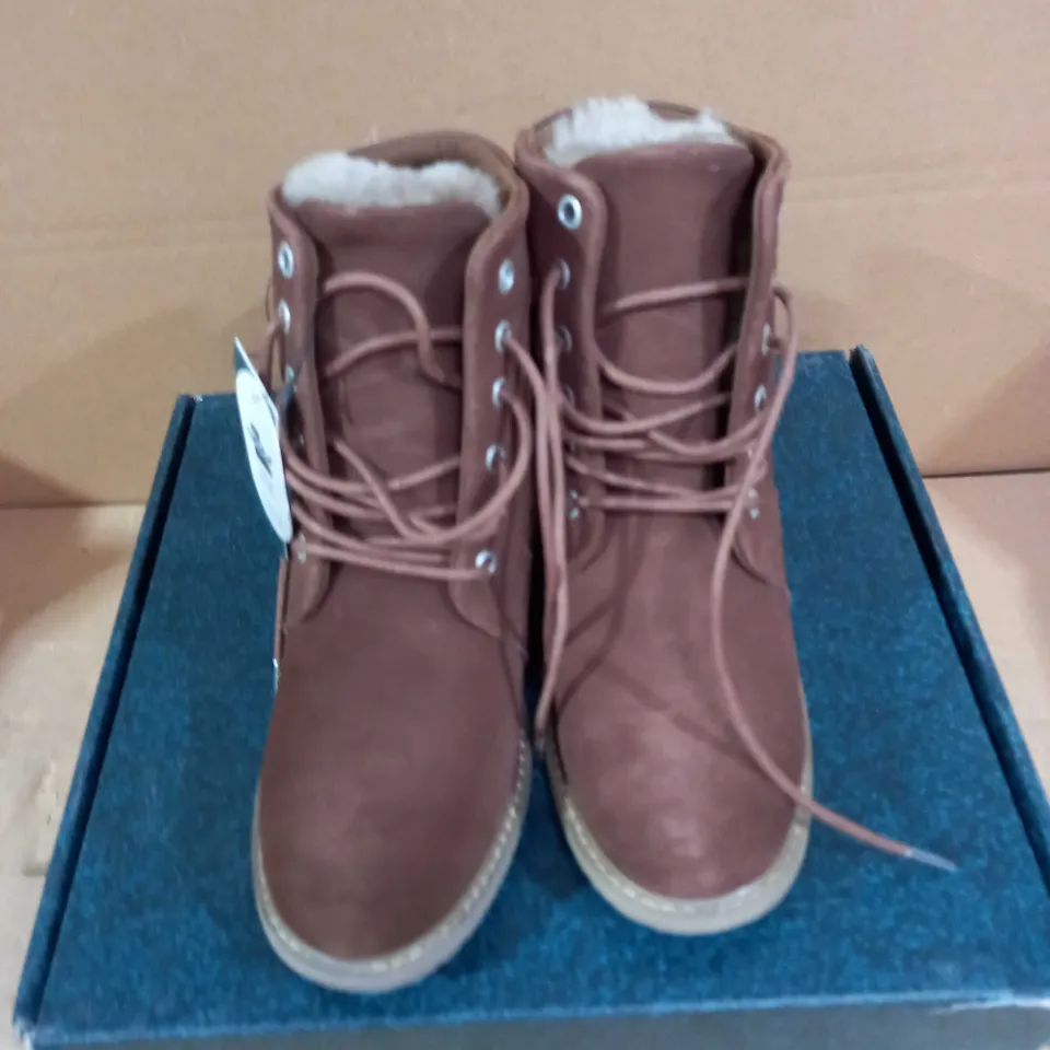 EMU EXPLORER BIRICET LACE UP ANKLE BOOTS - OAK - UK 4